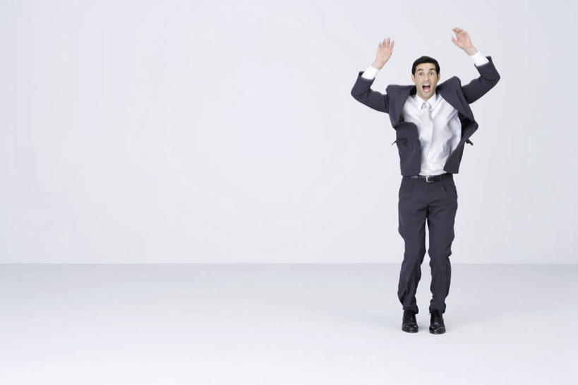 西方人,一个人,商务人士,商务男性,跳,举,横图,室内,白天,白色背景,正面,衬衫,兴奋,欧洲,欧洲人,仅一个男性,仅一个人,套装,仅一个年轻男性,托,张嘴,摄影,影棚,踮脚,商务装,张大嘴巴,工薪阶层,男人,男性,年轻男性,白种人,白领,上班族,张开嘴,举起,举手,举着,跳跃,向上举,向上伸,向上托,彩图,全身,影棚拍摄,衬衣,高兴,拍摄