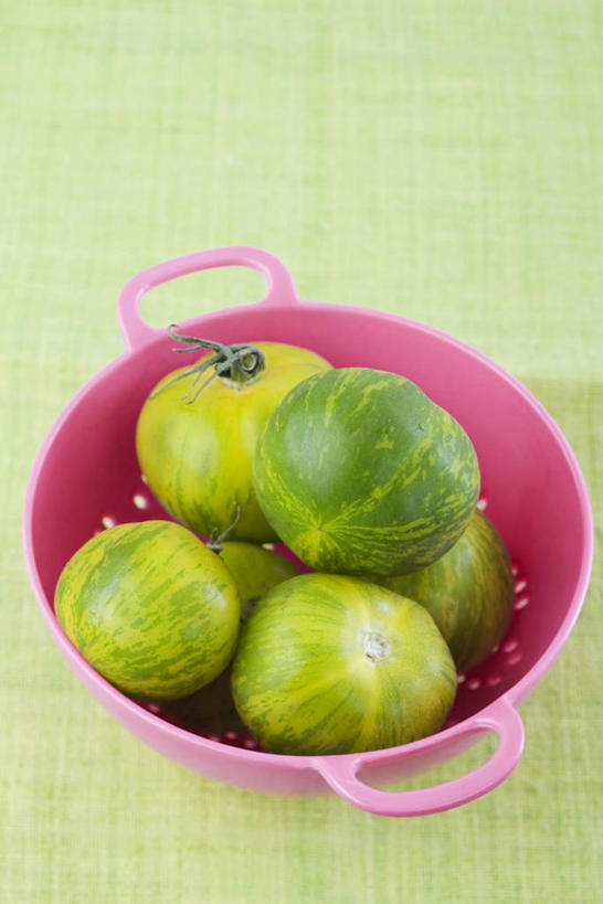 无人,竖图,俯视,室内,特写,白天,桌面,桌子,水果,许多,绿色背景,新鲜,滤器,塑料,瓜,生食,食品,粉红色,果实,甜瓜,食物,绿色,把手,碗,放,摄影,有机食品,绿色食品,影棚,彩图,高角度拍摄,影棚拍摄,拍摄