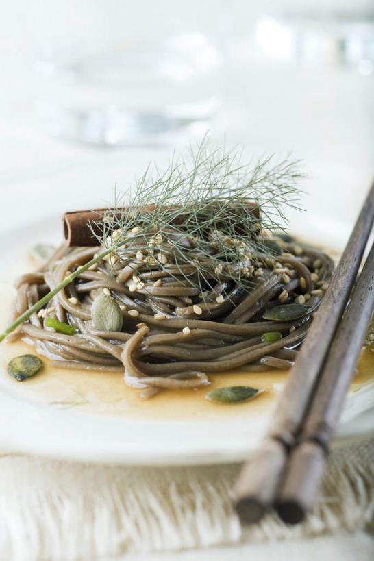 面食,面条,无人,竖图,俯视,室内,特写,白天,白色背景,植物,筷子,桌面,桌子,豆,静物,餐具,朦胧,模糊,碟子,盘,豆类,豆子,刀豆,面,芝麻,日本料理,拉面,四季豆,一个,盘子,碟,放,摄影,荞麦面,影棚,单个,芸豆,汤汁,豆科,莳萝,菜豆,二季豆,白肾豆,架豆,玉豆,去豆,脂麻,胡麻,白麻,巨胜子,油麻,彩图,高角度拍摄,影棚拍摄,拍摄