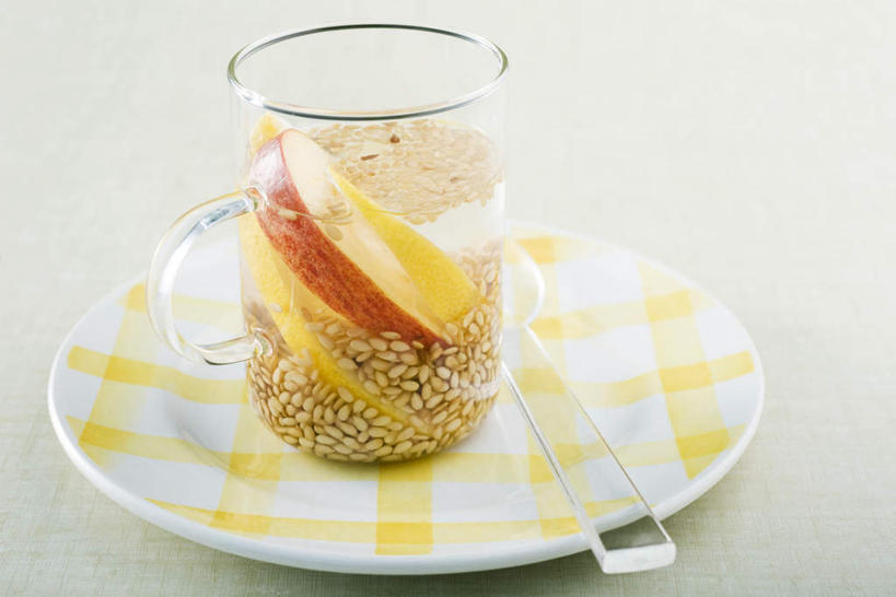 无人,横图,俯视,室内,特写,白天,白色背景,水,桌面,桌子,苹果,柠檬,静物,杯子,餐具,切片,透明,碟子,格子,盘,图案,液体,勺子,片,水滴,芝麻,玻璃制品,饮料,盘子,水杯,调羹,碟,汤匙,健康,放,摄影,影棚,脂麻,胡麻,白麻,巨胜子,油麻,玻璃杯,益母果,柠果,彩图,高角度拍摄,影棚拍摄,拍摄