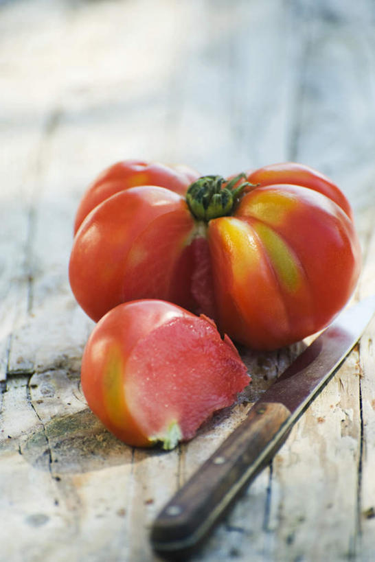 无人,竖图,俯视,室内,特写,白天,白色背景,桌面,桌子,蔬菜,西红柿,新鲜,木板,木桌,木,食品,食物,两个,红色,刀,放,摄影,有机食品,绿色食品,影棚,小刀,锋利,切割,番茄,彩图,高角度拍摄,影棚拍摄,拍摄