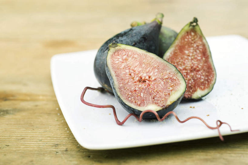 无人,横图,俯视,室内,特写,白天,白色背景,餐桌,桌面,桌子,无花果,餐具,水果,切开,新鲜,散落,木制,碟子,木板,木头,盘,陶瓷,生食,食品,橘红色,茎,果实,食物,三个,盘子,碟,果肉,切,放,摄影,有机食品,绿色食品,影棚,餐台,剖面,切面,映日果,树地瓜,奶浆果,蜜果,彩图,高角度拍摄,影棚拍摄,拍摄