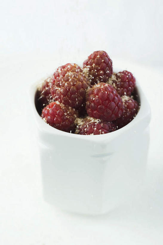 无人,竖图,俯视,室内,特写,白天,白色背景,桌面,桌子,浆果,水果,许多,新鲜,罐子,陶瓷,桑葚,桑椹,生食,食品,果实,陶瓷制品,食物,瓶子,覆盆子,放,摄影,有机食品,绿色食品,影棚,砂糖,彩图,高角度拍摄,影棚拍摄,拍摄