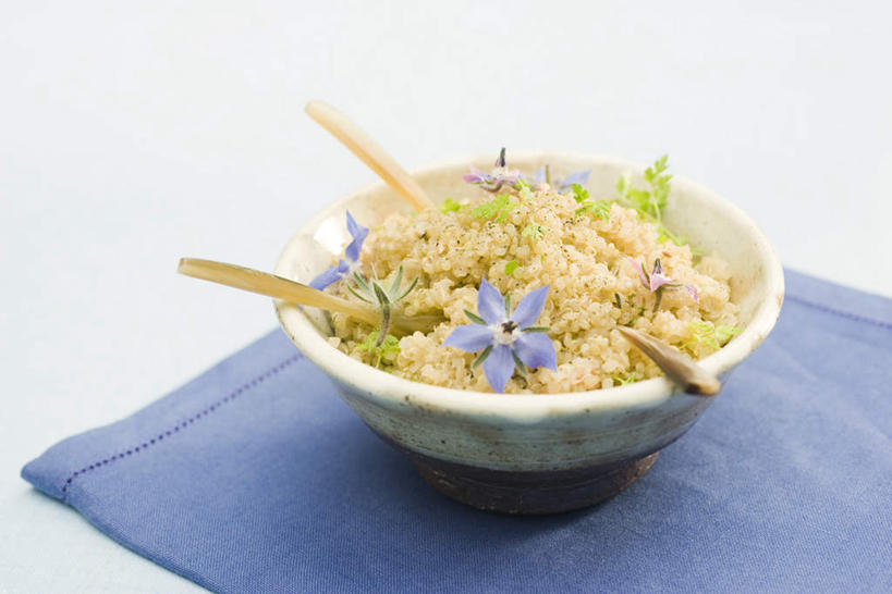 无人,横图,俯视,室内,特写,白天,白色背景,筷子,桌面,桌子,叶子,朦胧,模糊,盛开,木制,木头,勺子,陶瓷,绿叶,陶瓷制品,粮食,花蕾,花,花瓣,花朵,鲜花,食物,蓝色,调羹,汤匙,碗,花苞,花蕊,嫩叶,放,摄影,影棚,奎奴亚藜,叶,叶片,彩图,高角度拍摄,影棚拍摄,拍摄