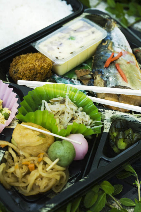 点心,豆腐,无人,餐厅,竖图,俯视,室内,特写,白天,烹饪,餐桌,筷子,桌子,大豆,黄瓜,蔬菜,许多,新鲜,木制,便当,饭盒,塑料,蛋,鸡蛋,肉,油炸,日本料理,料理,食品,甜点,甜品,菜肴,美食,肉类,食物,糕点,日式料理,快餐,甜食,日式,佳肴,有机食品,绿色食品,便当盒,餐台,带鱼,膳食,豆芽菜,肉食,草鸡蛋,青瓜,青豆,黄豆,胡瓜,彩图,高角度拍摄,餐馆,饭店,饭馆