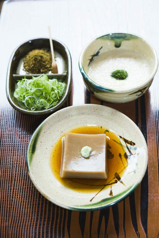 豆腐,无人,餐厅,竖图,俯视,室内,特写,白天,烹饪,餐桌,桌子,大豆,蔬菜,餐具,木制,碟子,盘,勺子,葱,青葱,调料,日本料理,料理,食品,布丁,调味品,调味料,酱油,黄瓜丝,菜肴,美食,食物,三个,盘子,调羹,碟,汤匙,碗,日式料理,日式,佳肴,餐台,豆制品,黄豆,彩图,高角度拍摄,餐馆,饭店,饭馆