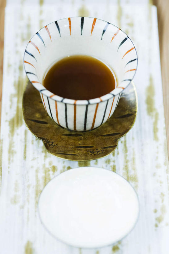 咖啡,无人,餐厅,竖图,俯视,室内,特写,白天,烹饪,餐桌,桌子,杯子,条纹,朦胧,模糊,液体,日本料理,料理,食品,茶水,菜肴,美食,食物,饮料,杯盖,水杯,日式料理,日式,佳肴,餐台,餐垫,茶杯,彩图,高角度拍摄,餐馆,饭店,饭馆