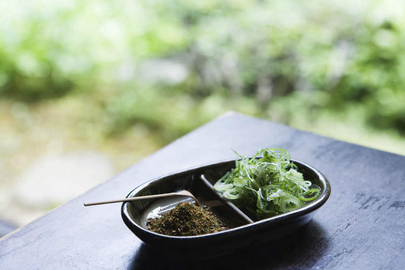 无人,餐厅,横图,俯视,室内,特写,白天,烹饪,植物,餐桌,桌子,蔬菜,朦胧,模糊,新鲜,木制,勺子,陶瓷,调味,香料,佐料,日本料理,料理,食品,胡椒粉,菜肴,美食,树,树木,食物,绿色,自然,调羹,汤匙,碗,日式料理,日式,海藻,佳肴,有机食品,绿色食品,生长,成长,餐台,一份,配料,作料,绿藻,彩图,高角度拍摄,餐馆,饭店,饭馆