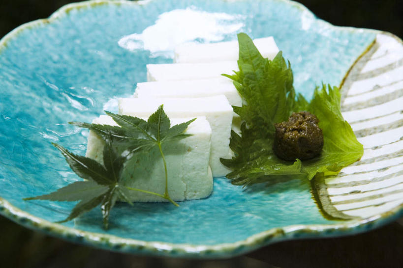 豆腐,无人,餐厅,横图,俯视,室内,特写,白天,烹饪,餐桌,桌子,大豆,餐具,叶子,一排,整齐,装饰,碟子,盘,日本料理,料理,食品,枫叶,绿叶,菜肴,美食,食物,排列,盘子,碟,日式料理,日式,嫩叶,佳肴,餐台,肉圆,华丽,修饰,点缀,配菜,豆制品,队列,紫苏,衬托,美观,雅致,雅观,叶,叶片,黄豆,彩图,高角度拍摄,餐馆,饭店,饭馆