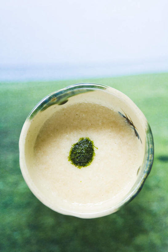 豆腐,无人,竖图,俯视,室内,特写,白天,草地,草坪,植物,桌面,桌子,大豆,静物,陶瓷,草,蓝色,绿色,蓝天,天空,碗,天,乳液,紫苏,黄豆,彩图,高角度拍摄