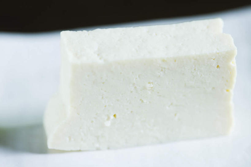 豆腐,无人,横图,俯视,室内,特写,白天,桌面,桌子,大豆,黑色背景,一个,白色,块状,单个,豆制品,黄豆,彩图,高角度拍摄