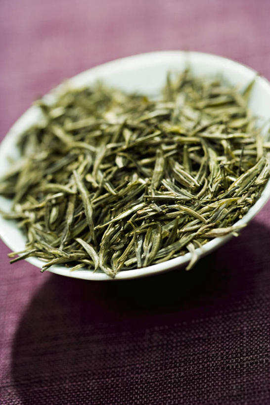 无人,竖图,俯视,室内,特写,白天,桌面,桌子,静物,紫色背景,朦胧,模糊,陶瓷,绿茶,茶道,茶叶,文化,碗,茶艺,环境,东亚文化,礼法,修行,彩图,高角度拍摄,茶文化