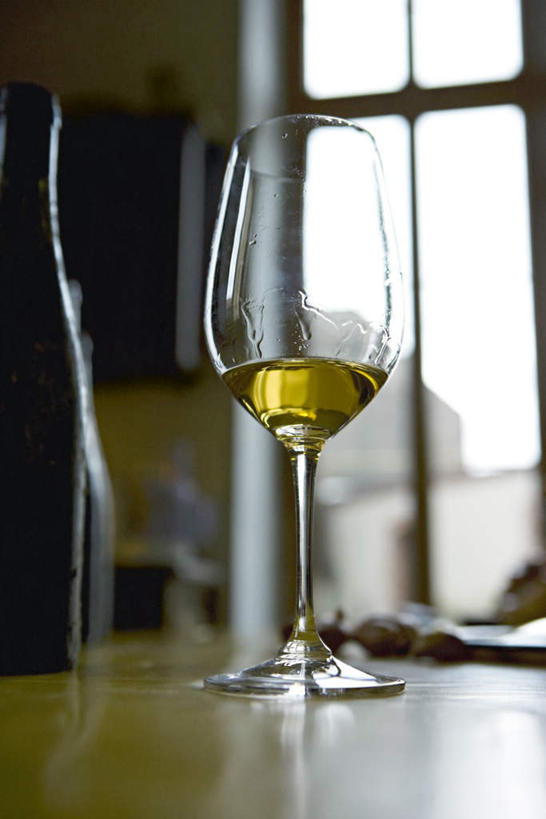 葡萄酒,无人,竖图,室内,特写,白天,仰视,窗户,落地窗,桌面,桌子,静物,杯子,朦胧,模糊,高脚杯,玻璃窗,玻璃制品,酒瓶,酒杯,葡萄酒杯,葡萄酒瓶,玻璃杯,彩图,低角度拍摄