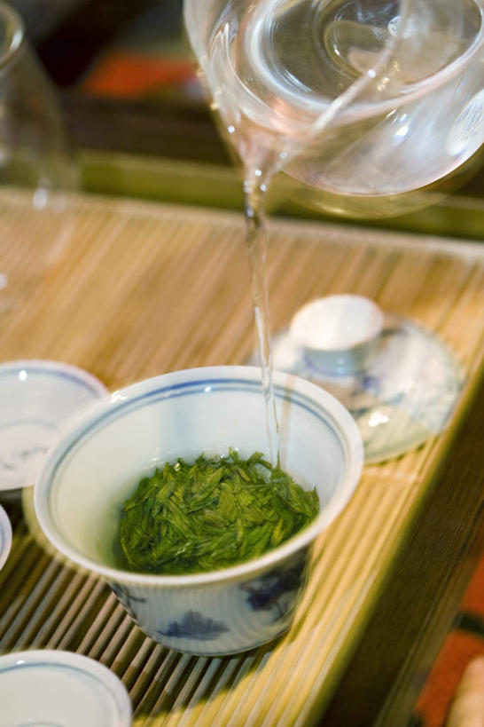 无人,竖图,俯视,室内,特写,白天,水,桌面,桌子,静物,玻璃,许多,液体,水滴,绿茶,泡茶,茶道,茶叶,玻璃壶,热,文化,茶壶,茶艺,环境,东亚文化,礼法,修行,玻璃杯,彩图,高角度拍摄,茶文化