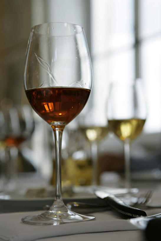 葡萄酒,无人,竖图,室内,特写,白天,仰视,窗户,落地窗,桌面,桌子,静物,杯子,许多,朦胧,模糊,高脚杯,玻璃窗,玻璃制品,酒杯,葡萄酒杯,玻璃杯,彩图,低角度拍摄