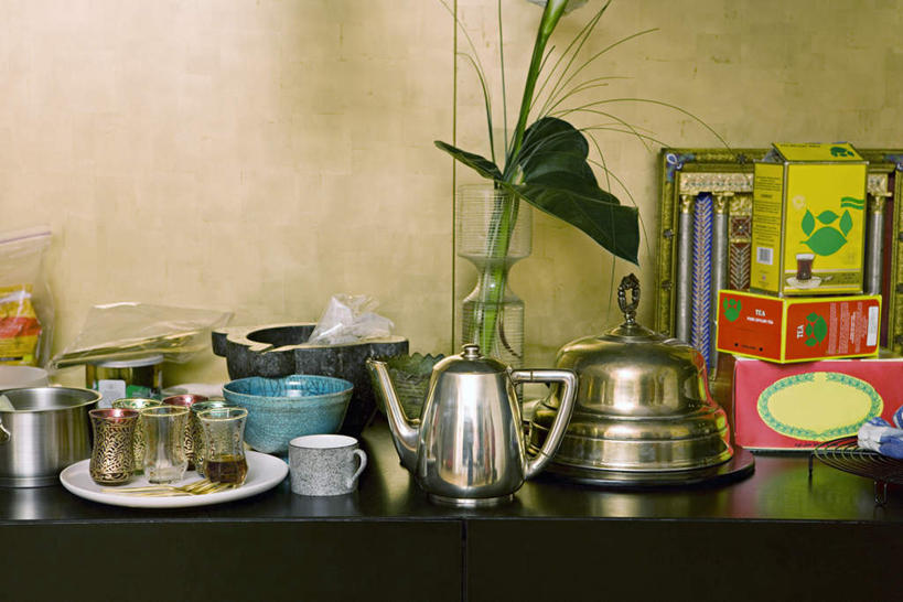 点心,无人,横图,室内,特写,白天,正面,下午茶,厨房,桌面,桌子,杯子,花瓶,礼盒,礼物,叶子,许多,纸盒,茶叶,食品,甜点,甜品,绿叶,茶水,玻璃制品,盒子,食物,糕点,包装盒,水杯,礼品盒,碗,甜食,嫩叶,礼品,剩下,残留,蛋糕台,叶,叶片,玻璃杯,茶杯,彩图,灶间