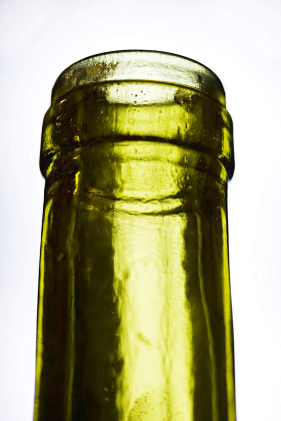 无人,竖图,室内,特写,白天,白色背景,仰视,桌面,桌子,静物,阴影,朦胧,模糊,光线,玻璃制品,酒瓶,一个,玻璃瓶,瓶子,摄影,影棚,瓶口,单个,彩图,低角度拍摄,影棚拍摄,拍摄