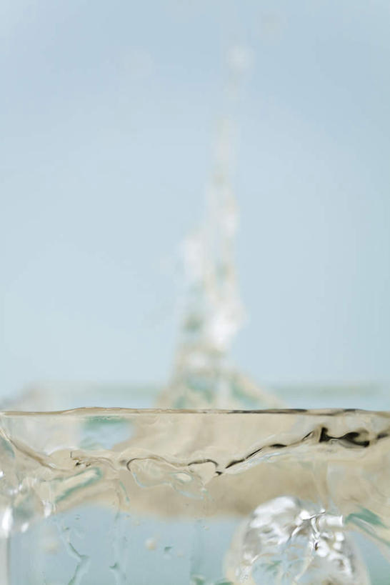 无人,竖图,室内,特写,白天,正面,水,静物,飞溅,蓝色背景,朦胧,模糊,溅,液体,水滴,水珠,摄影,影棚,喷洒,彩图,影棚拍摄,拍摄