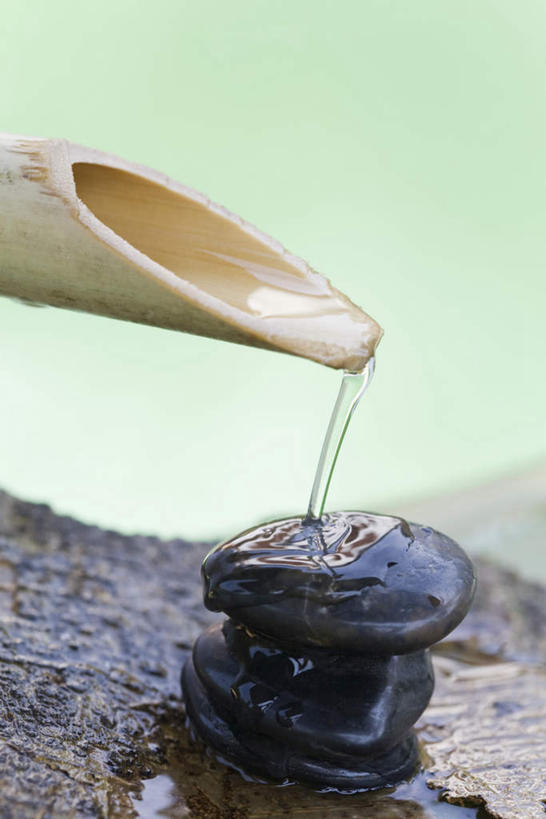 无人,竖图,俯视,室外,特写,白天,石头,静物,三块,一堆,堆叠,堆积,竹制,朦胧,模糊,艺术,石子,鹅卵石,堆,优美,按摩石,含蓄,雅致,添水,惊鹿,僧都,石块,彩图,高角度拍摄