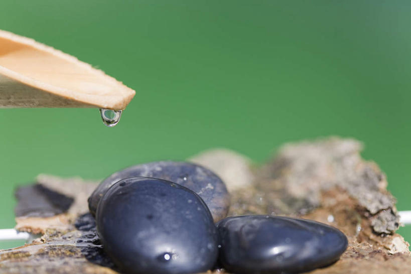 无人,横图,俯视,室外,特写,白天,石头,水,静物,绿色背景,竹制,朦胧,模糊,艺术,石子,液体,水滴,鹅卵石,优美,按摩石,含蓄,雅致,添水,惊鹿,僧都,石块,彩图,高角度拍摄