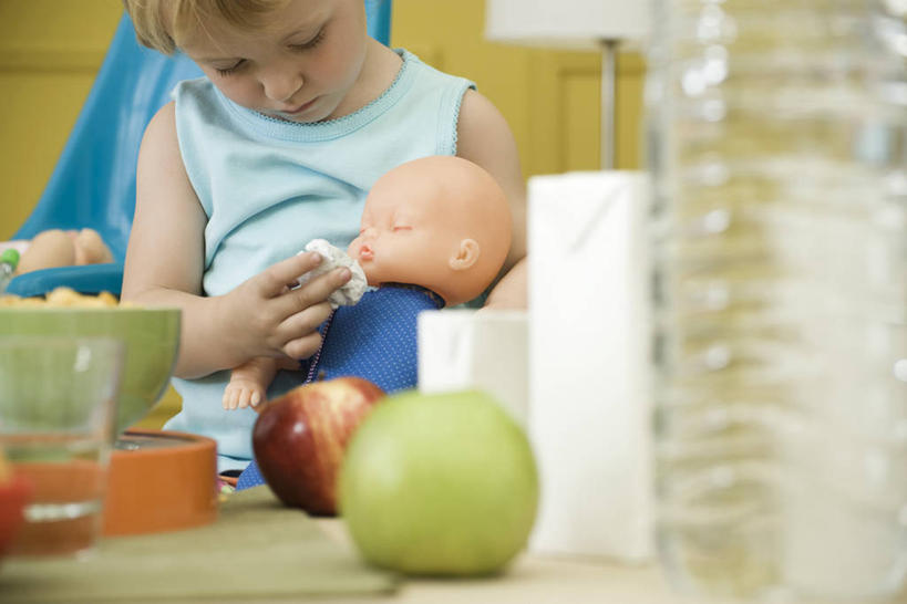 西方人,儿童,一个人,坐,抱,横图,室内,白天,正面,游戏,纯洁,台灯,桌面,桌子,苹果,杯子,水果,玩具,照明,欧洲,欧洲人,仅一个女性,仅一个人,服装,新鲜,木制,陶瓷,灯光,生食,食品,果实,陶瓷制品,拿,玩,拿着,注视,休闲装,娱乐,玻璃制品,灯,食物,小孩,衣服,木制品,瓶子,容器,水杯,塑料制品,灯具,碗,红苹果,青苹果,低头,观察,看,仅一个小孩,休闲,休闲服,塑料瓶,可爱,童年,童趣,益智,服饰,有机食品,绿色食品,奶嘴,婴儿用品,安抚,抱着,观看,活动,储藏,照亮,察看,抚慰,搂着,照明设备,储存,发泄,关注,消遣,智力,洋娃娃,安抚奶嘴,童真,烂漫,无邪,宣泄,天真,女孩,女人,女性,白种人,孩子,玻璃杯,怀抱,搂,搂抱,玩耍,嬉戏,相抱,拥抱,坐着,半身,彩图,贮存,女生