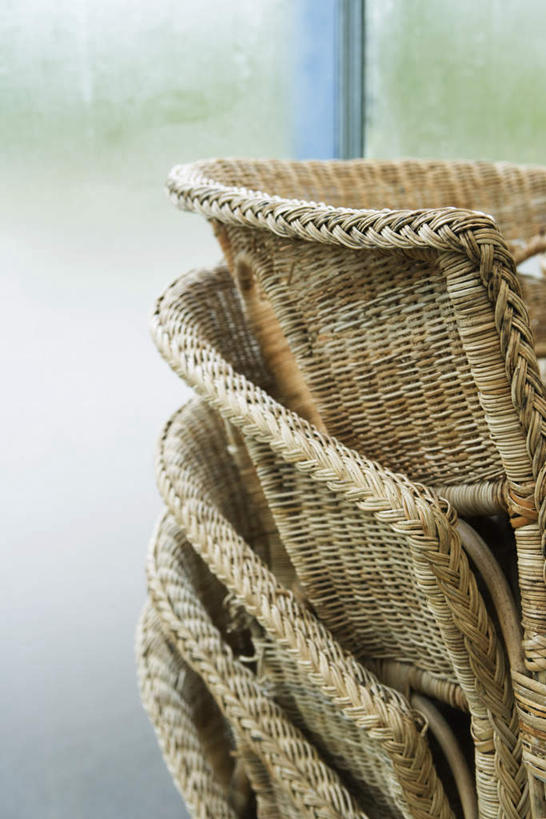 无人,竖图,室内,特写,白天,正面,植物,窗户,落地窗,椅子,一堆,一排,许多,堆叠,堆积,朦胧,模糊,整齐,藤椅,地面,玻璃窗,树,树木,排列,绿色,自然,生长,成长,堆,队列,编制,竹,彩图