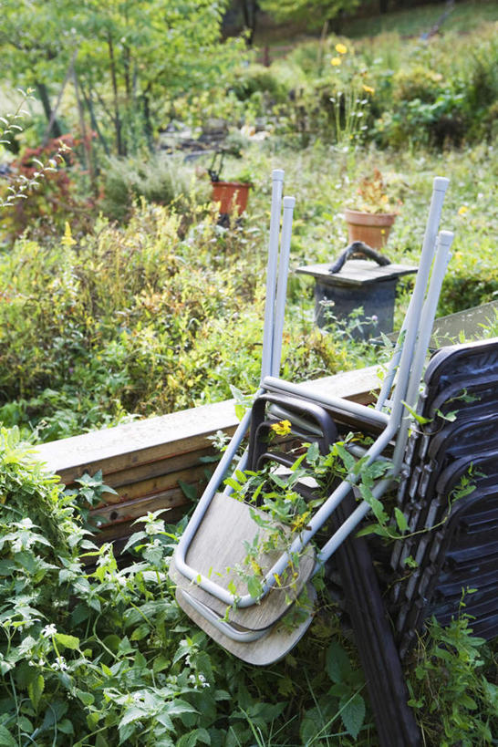 无人,竖图,俯视,室外,白天,草地,草坪,植物,椅子,一堆,许多,阴影,堆叠,堆积,光线,盆子,影子,木椅,墙,庭院,院子,墙壁,墙面,草,树,树木,绿色,阳光,自然,生长,成长,堆,彩图,高角度拍摄