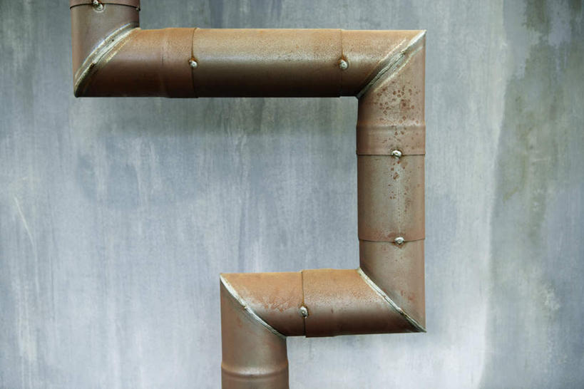 无人,横图,室外,特写,白天,正面,阴影,弯曲,光线,金属,影子,墙,联系,管道,水管,墙壁,墙面,阳光,角度,彩图