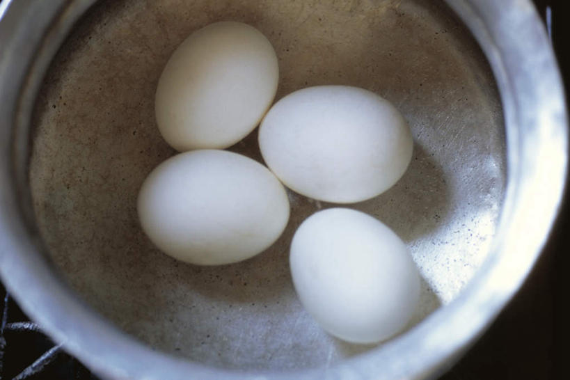 无人,横图,俯视,室内,特写,白天,阴影,光线,影子,蛋,鸡蛋,食品,食物,排列,白色,阳光,容器,四个,队列,草鸡蛋,彩图,高角度拍摄