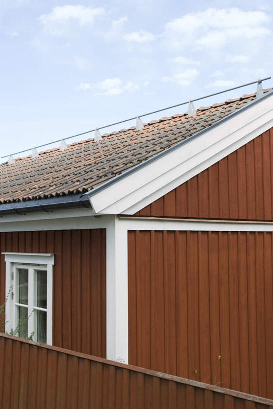 无人,家,竖图,室外,特写,白天,正面,窗户,瓦片,房屋,墙,屋檐,屋子,云,云朵,楼房,檐,玻璃窗,墙壁,墙面,住宅,红色,蓝色,白云,蓝天,天空,天,彩图,房子