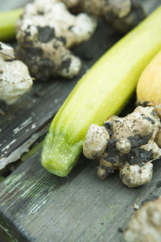 无人,竖图,俯视,室外,特写,白天,桌子,香蕉,姜,蔬菜,水果,一根,新鲜,木桌,生食,食品,果实,食物,有机食品,绿色食品,洋姜,甘蕉,生姜,老姜,彩图,高角度拍摄