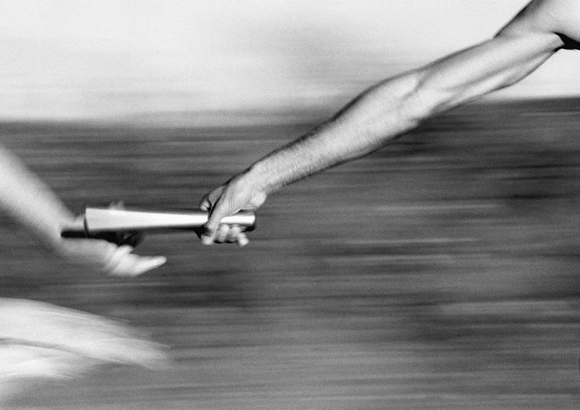 西方人,手,两个人,运动员,跑,伸展双臂,横图,黑白,室外,特写,白天,正面,锻炼,运动,接力跑,赛跑,欧洲,欧洲人,朦胧,模糊,接力棒,田径,拿,拿着,手部,单手,接力赛跑,体育,接力赛,男人,男性,年轻男性,白种人,体育运动员,运动选手,敞开双臂,跑步,伸开双臂,展开双肩,张开手臂,张开双臂,半身,健身