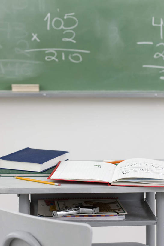 无人,学校,竖图,室内,特写,白天,正面,桌子,书籍,玩具,椅子,一把,一块,一张,许多,笔,数字,墙,书桌,校园,墙壁,墙面,粉笔,黑板擦,课桌,黑板,教室,玩具枪,书,图书,彩图