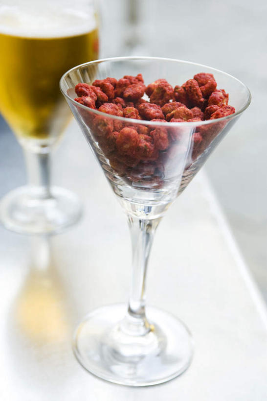 啤酒,无人,竖图,俯视,室内,特写,白天,餐桌,桌子,杯子,许多,阴影,反射,高脚杯,影子,红酒杯,一杯,晒干,玻璃制品,腌制,一个,红色,酒杯,啤酒杯,单个,餐台,玻璃杯,红梅,彩图,高角度拍摄