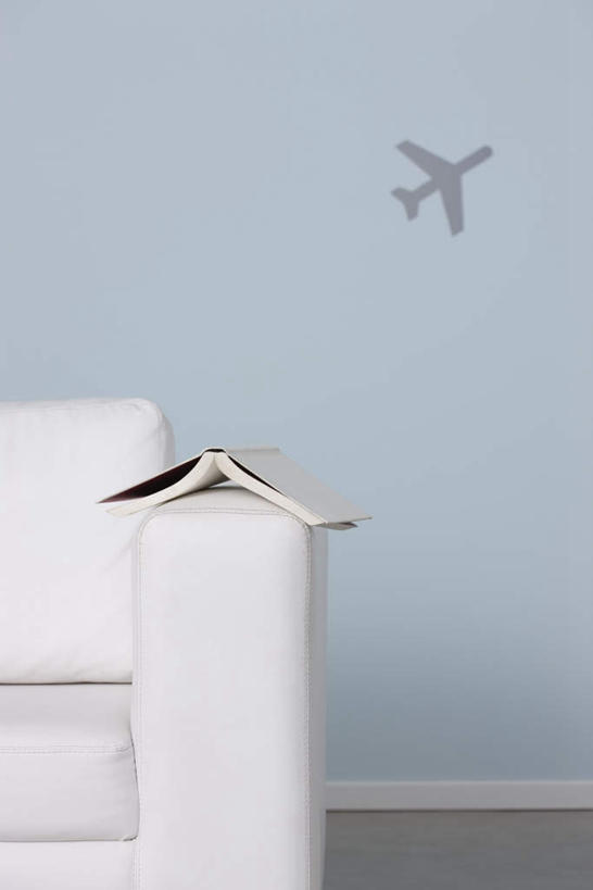 无人,竖图,室内,白天,白色背景,正面,壁纸,地板,沙发,飞机,书籍,墙,地面,木地板,墙壁,墙面,白色,摄影,影棚,一架,布艺沙发,墙纸,书,图书,彩图,影棚拍摄,拍摄