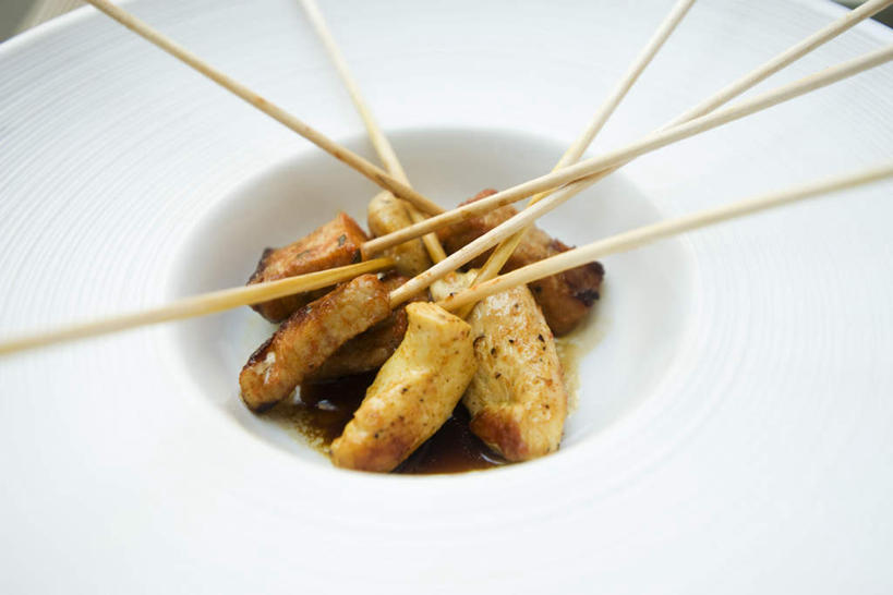 横图,俯视,室内,特写,白天,烹饪,西餐,餐具,一堆,许多,煎,堆叠,堆积,碟子,盘,肉,油炸,料理,食品,猪肉,菜肴,美食,肉类,竹签,食物,一个,盘子,碟,西式,佳肴,单个,堆,肉食,豚肉,半身,彩图,高角度拍摄