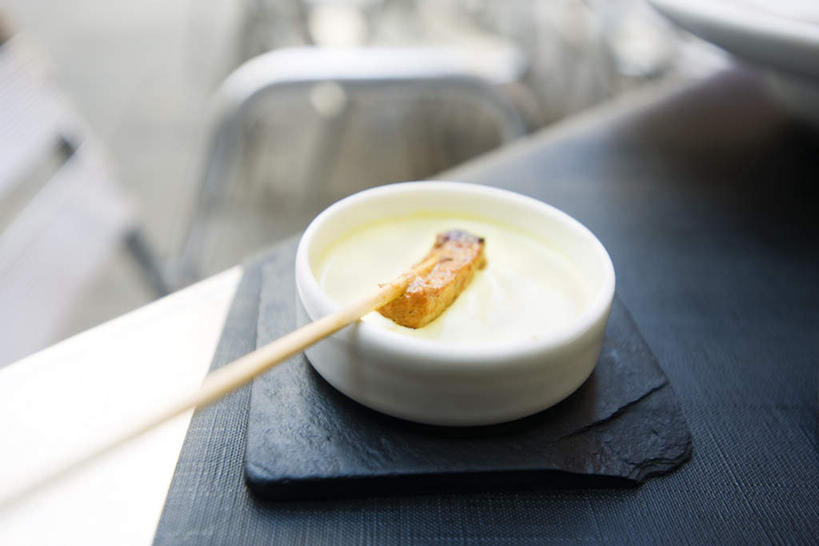 无人,横图,俯视,室内,白天,烹饪,西餐,餐桌,桌子,餐具,椅子,一块,阴影,光线,棒子,碟子,盘,影子,肉,料理,食品,一叠,蘸料,猪肉,菜肴,美食,肉类,竹签,食物,阳光,盘子,垫子,碟,西式,佳肴,餐台,肉食,豚肉,彩图,高角度拍摄