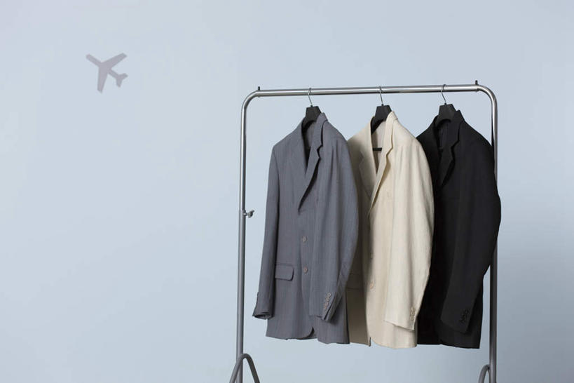 无人,横图,室内,特写,白天,正面,衬衫,壁纸,飞机,衣架,一排,悬挂,阴影,灰色背景,整齐,影子,墙,墙壁,墙面,排列,三件,摄影,影棚,一架,队列,挂衣架,晾衣架,墙纸,彩图,影棚拍摄,衬衣,拍摄