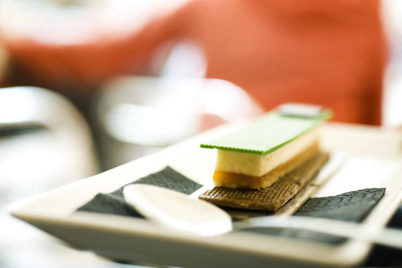 点心,无人,餐厅,横图,俯视,室外,特写,白天,下午茶,餐桌,桌子,餐具,一块,朦胧,模糊,碟子,盘,勺子,夹心,食品,食物,糕点,一个,盘子,调羹,碟,汤匙,餐布,单个,餐台,彩图,高角度拍摄,餐馆,饭店,饭馆,蛋糕