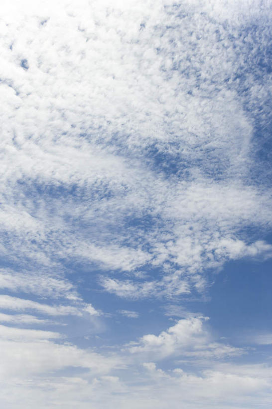 无人,竖图,室外,特写,白天,仰视,旅游,度假,美景,许多,阴影,光线,影子,景观,云,云朵,辽阔,云彩,娱乐,蓝色,白云,蓝天,天空,阳光,自然,天,享受,休闲,广阔,景色,放松,宁静,自然风光,广大,广宽,空阔,彩图,低角度拍摄