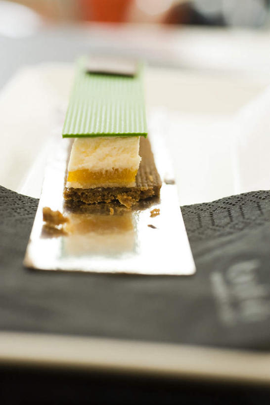 点心,无人,餐厅,竖图,俯视,室内,特写,白天,下午茶,餐桌,桌子,餐具,一块,许多,切开,朦胧,模糊,碟子,盘,长条,食品,食物,糕点,盘子,碟,切,餐布,餐台,剖面,碎屑,切面,彩图,高角度拍摄,餐馆,饭店,饭馆,蛋糕