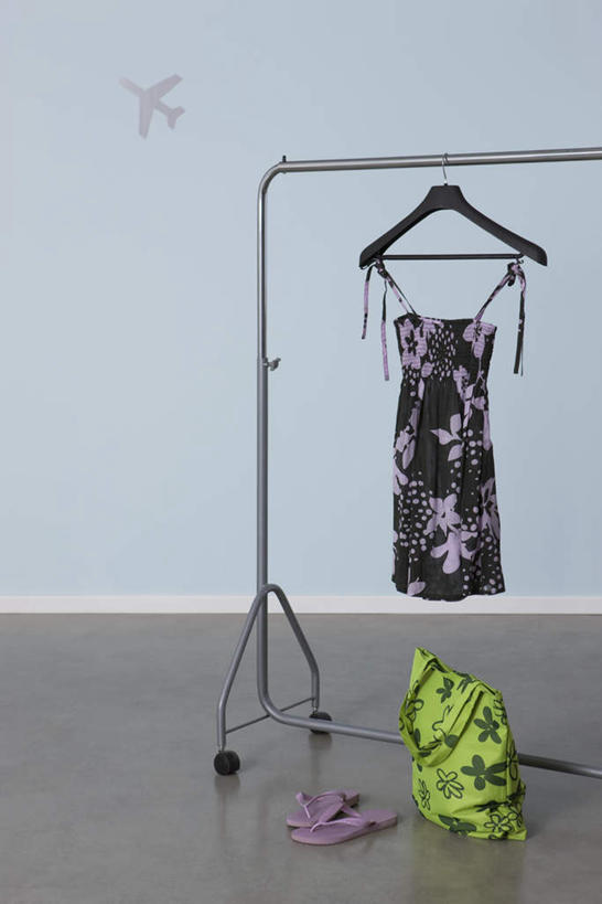 无人,竖图,室内,特写,白天,白色背景,正面,裙子,壁纸,飞机,鞋子,衣架,悬挂,连衣裙,包,瓷砖,地砖,皮包,墙,地面,墙壁,墙面,绿色,拖鞋,一件,摄影,影棚,一架,半身裙,吊带裙,单肩包,挂衣架,晾衣架,墙纸,彩图,影棚拍摄,拍摄