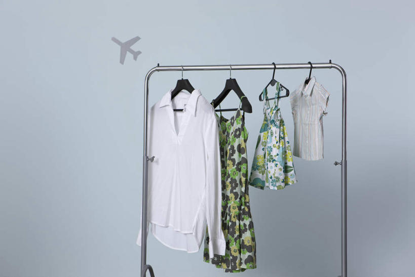 无人,横图,室内,特写,白天,白色背景,正面,衬衫,裙子,壁纸,飞机,衣架,悬挂,连衣裙,墙,墙壁,墙面,四个,一件,摄影,影棚,一架,半身裙,吊带裙,挂衣架,晾衣架,墙纸,彩图,影棚拍摄,衬衣,拍摄