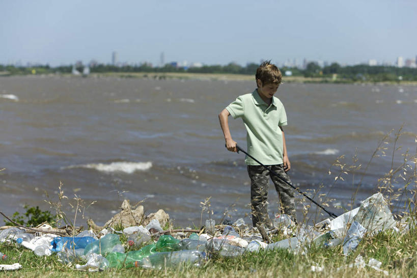 西方人,儿童,头发,一个人,站,横图,室外,白天,正面,纯洁,草地,草坪,河流,水,植物,欧洲,欧洲人,仅一个男性,仅一个人,许多,握,阴影,飞溅,溅,光线,棒子,液体,影子,河水,水流,垃圾,拿,拿着,注视,休闲装,草,树,树木,小孩,黄色,蓝色,绿色,蓝天,天空,阳光,自然,天,低头,观察,看,站着,仅一个小孩,休闲,休闲服,可爱,童年,童趣,握着,生长,成长,观看,污染,察看,挑选,捡,关注,喷洒,童真,烂漫,无邪,天真,男孩,男人,男性,白种人,孩子,站立,彩图,全身,男生