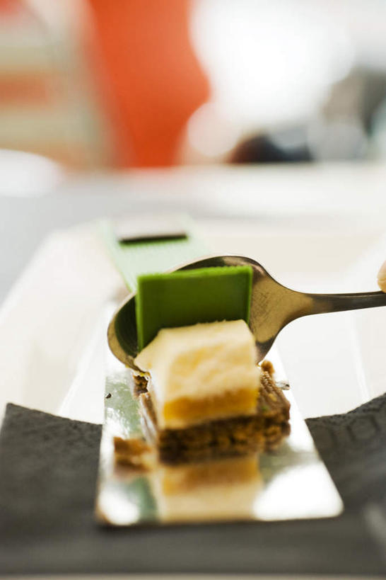 点心,无人,餐厅,竖图,俯视,室内,特写,白天,下午茶,餐桌,桌子,餐具,一块,朦胧,模糊,碟子,盘,勺子,夹心,食品,食物,糕点,一个,盘子,调羹,碟,汤匙,单个,餐台,彩图,高角度拍摄,餐馆,饭店,饭馆,蛋糕