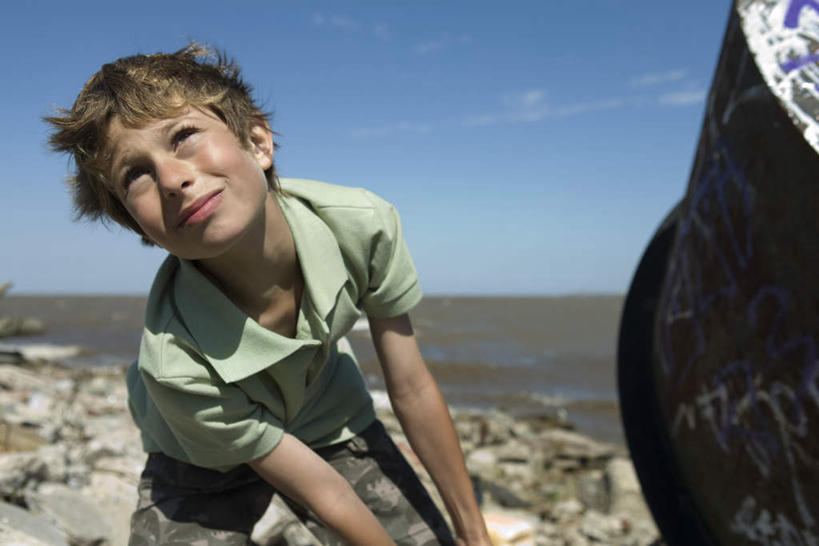 西方人,儿童,头发,一个人,站,拉,笑,微笑,露齿笑,横图,室外,白天,正面,纯洁,河流,水,欧洲,欧洲人,仅一个男性,仅一个人,许多,废弃,弯腰,握,阴影,光线,铁,金属,影子,河水,水流,垃圾,地面,拿,拿着,注视,休闲装,小孩,黄色,蓝色,绿色,蓝天,天空,阳光,天,看,站着,仅一个小孩,一件,休闲,休闲服,可爱,童年,童趣,握着,垃圾场,污染,关注,童真,烂漫,无邪,天真,男孩,男人,男性,白种人,孩子,抬头,仰头,站立,半身,彩图,男生