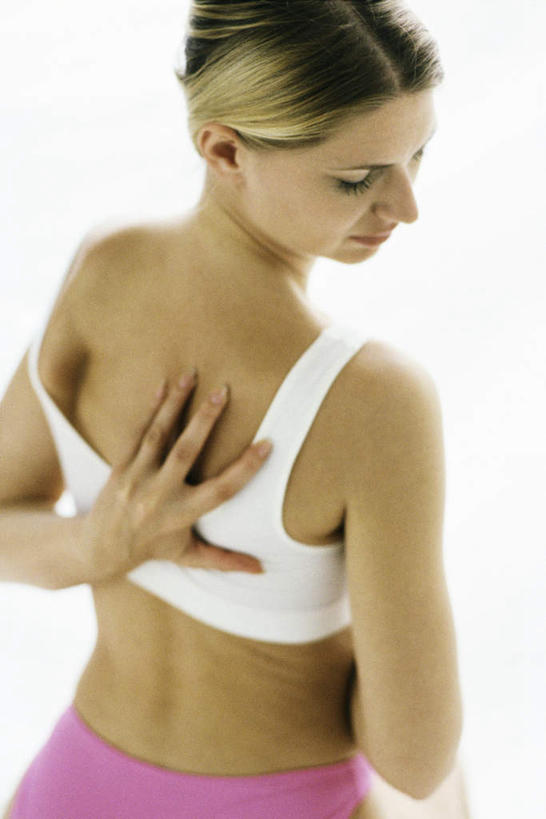 西方人,头发,一个人,站,摸,竖图,俯视,室内,特写,白天,白色背景,欧洲,欧洲人,仅一个年轻女性,仅一个女性,仅一个人,抚摸,运动衣,注视,衣服,粉色,黄色,白色,按,低头,观察,看,站着,转头,遮,摄影,影棚,观看,察看,遮挡,关注,遮盖,遮蔽,年轻女性,女人,女性,白种人,触摸,接触,站立,半身,彩图,高角度拍摄,影棚拍摄,拍摄