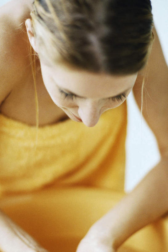 西方人,头发,一个人,坐,摸,竖图,俯视,室内,特写,白天,白色背景,水,欧洲,欧洲人,仅一个年轻女性,仅一个女性,仅一个人,一条,抚摸,弯腰,洗,朦胧,模糊,液体,浴巾,水滴,注视,一个,黄色,脸盆,低头,观察,看,摄影,影棚,单个,观看,梳,察看,关注,年轻女性,女人,女性,白种人,触摸,接触,坐着,半身,彩图,高角度拍摄,影棚拍摄,拍摄