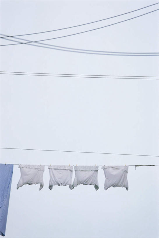 无人,竖图,室外,特写,白天,仰视,T恤衫,一根,一排,一条,悬挂,整齐,晒干,T恤,被子,排列,蓝色,白色,蓝天,天空,绳子,天,四件,绳索,队列,彩图,低角度拍摄