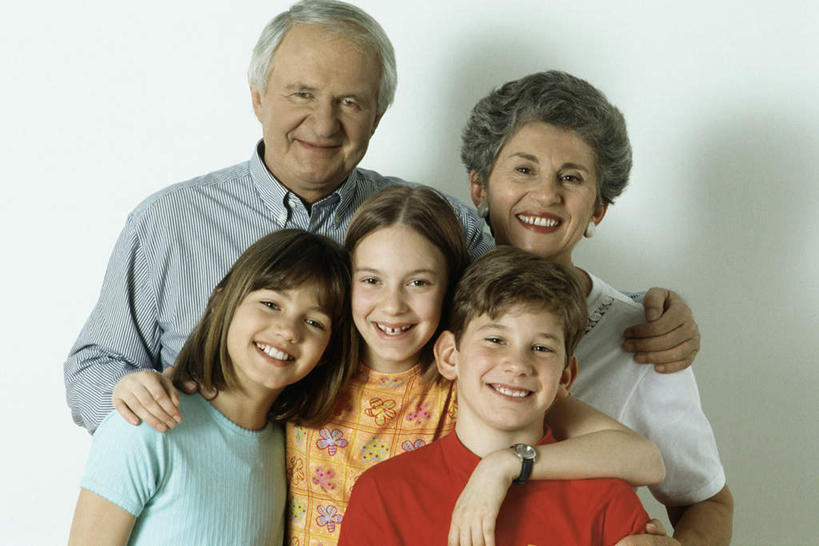 西方人,儿童,家庭,夫妻,祖父,站,抱,笑,摸,微笑,露齿笑,横图,室内,白天,正面,爱情,纯洁,欧洲,欧洲人,五个人,一排,许多,抚摸,阴影,整齐,反射,影子,墙,浪漫,注视,休闲装,墙壁,墙面,排列,小孩,观察,看,站着,休闲,温暖,温馨,一家人,休闲服,恩爱,可爱,童年,童趣,恋人,爷爷,抱着,观看,祖孙,和睦,察看,搂着,队列,关注,童真,烂漫,无邪,外孙女,外公,外祖父,外孙,外孙子,天真,老年男性,老年女性,男孩,男人,男性,女孩,女人,女性,白种人,情侣,孙女,孙子,触摸,接触,搂,站立,半身,彩图,伴侣,融洽,男生,女生